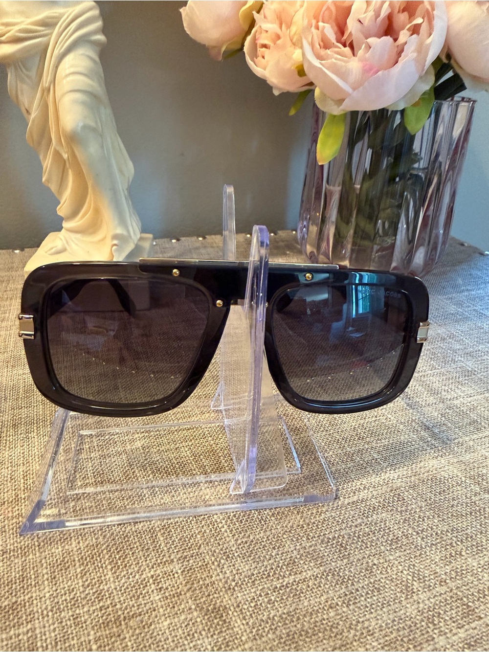 Marc Jacobs NWOT Black Women’s  Sunglasses with Yellow Case and lens cloth - Picture 3 of 14